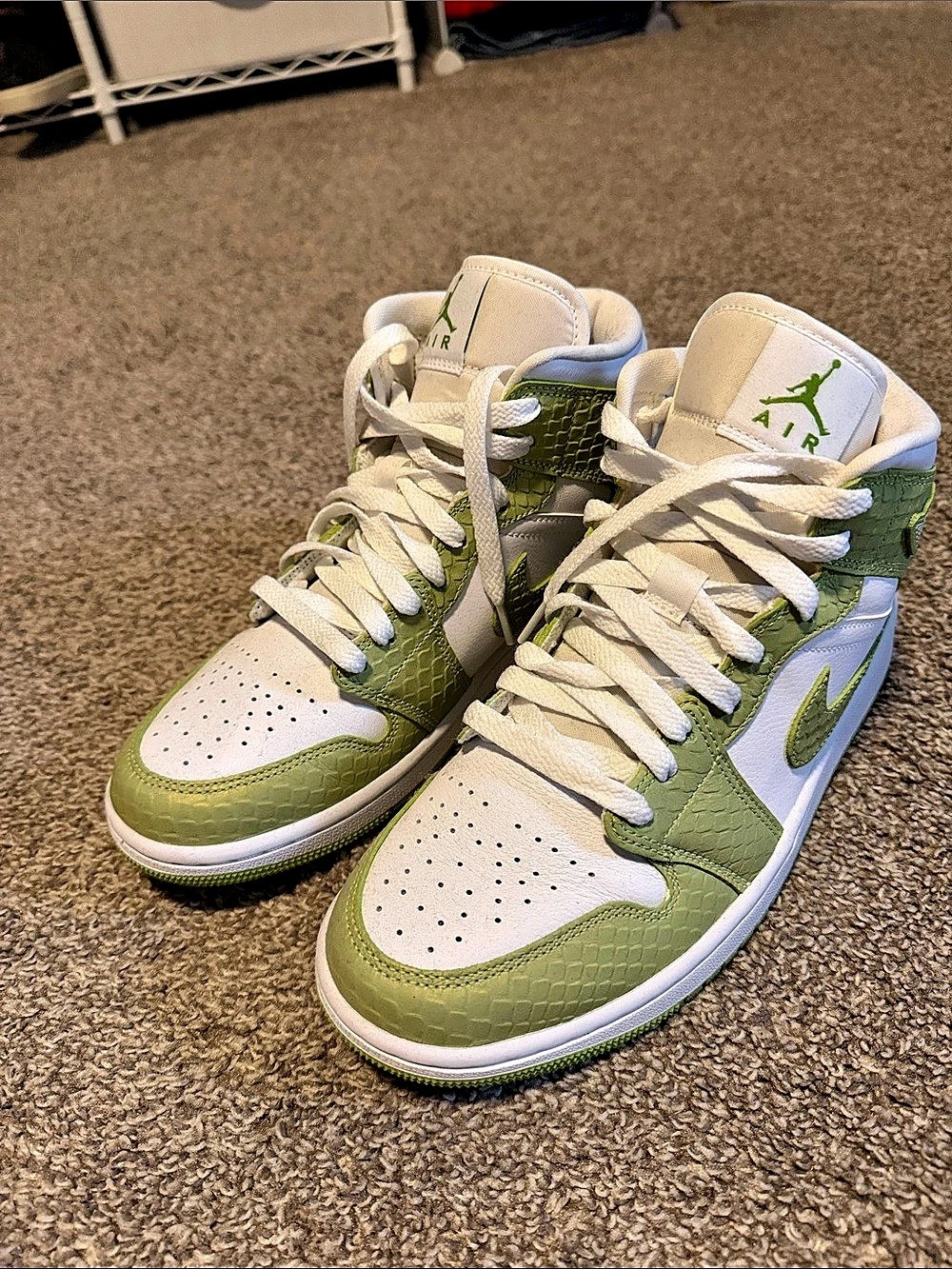 Nike Air Jordan 1 Mid Green & White US 8.5 Like New